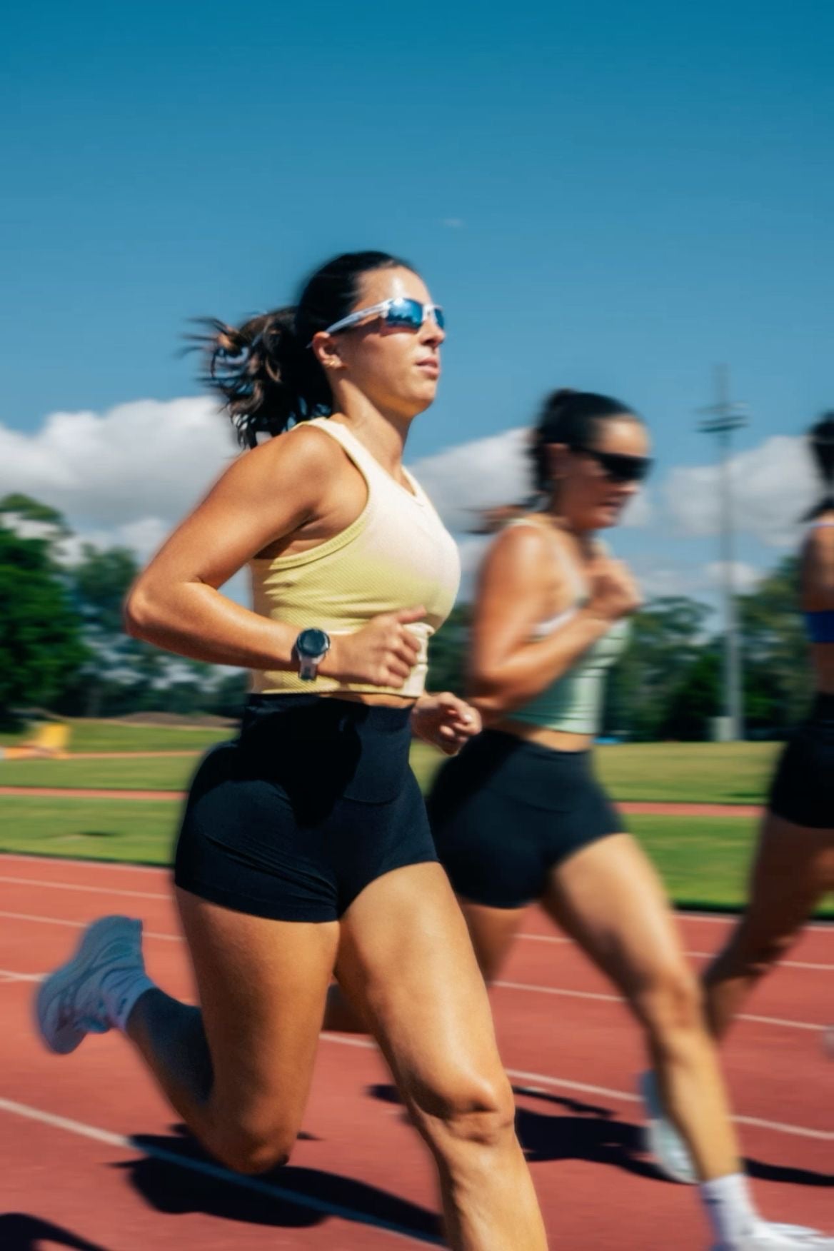 Atleta con occhiali sportivi